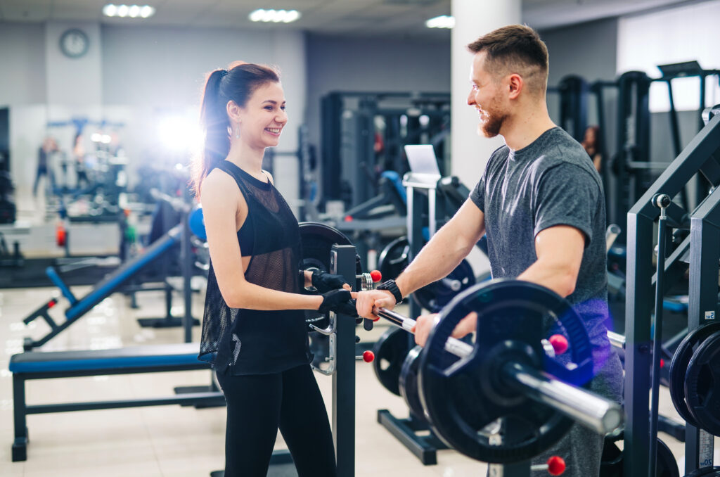 due ragazzi che fanno powerlifting