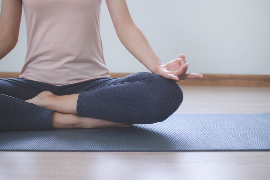 ragazza che medita Power Yoga